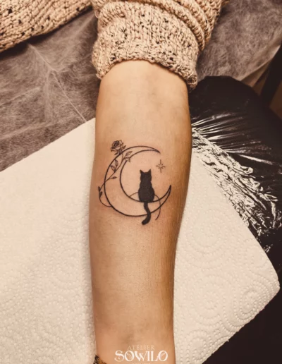 Tatouage lune rose et chat en souvenir d'un animal de compagnie