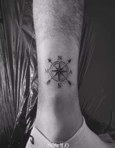 Tatouage boussole rose des vents avec initiale de la famille