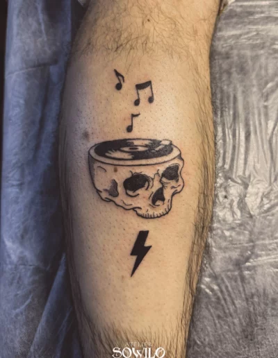 Tatouage vinyle tête de mort fine line engraving tattoo