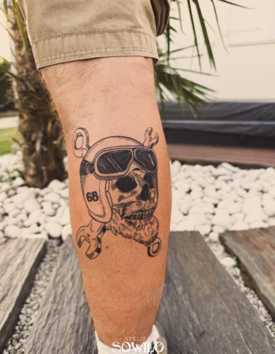 Tatouage crâne biker moto avec clé et barbe