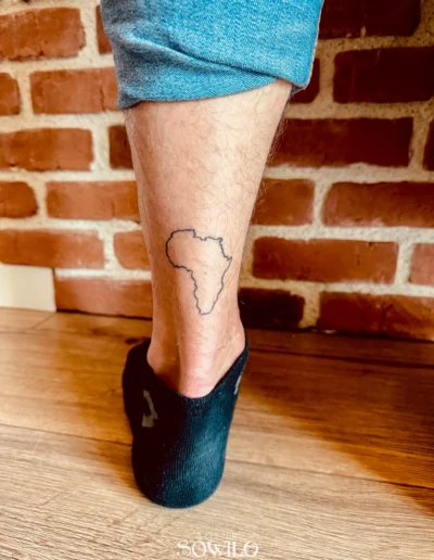 Tatouage continent africain minimaliste fine line