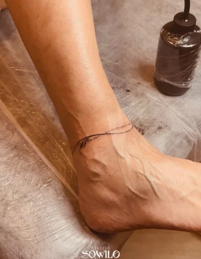 Tatouage bracelet de cheville ligne fine tattoo Clisson