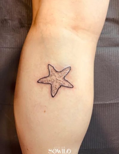 Tatouage étoile de mer engraving tattoo black work fine line tattoo Gorges