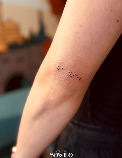 Tatouage minimaliste braille fine line tattoo Gétigné