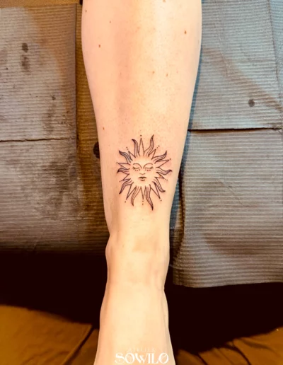 Tatouage jambe tibia Soleil par Sowilo Clisson
