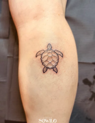 Tatouage tortue fine line minimaliste tattoo Clisson