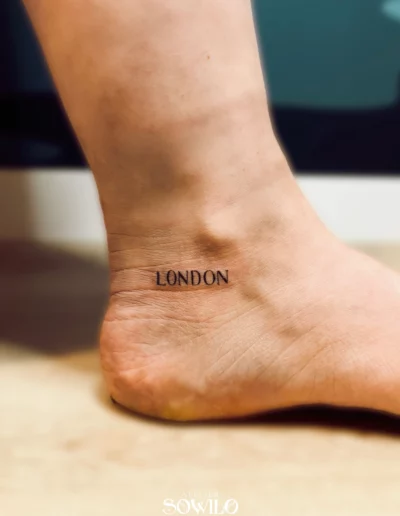 Tatouage lettrage fin London à Clisson par le salon Sowilo