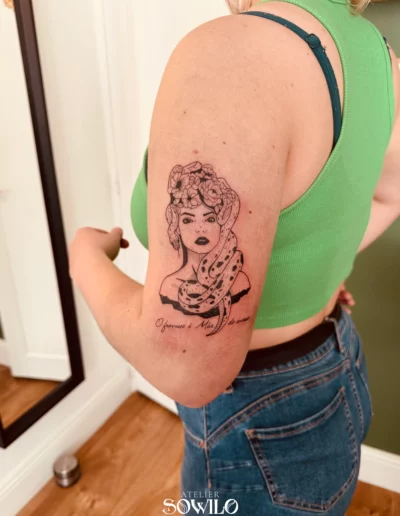 Tatouage femme ligne fine gravure tattoo clisson getigne boussay medusa lettrage feminin