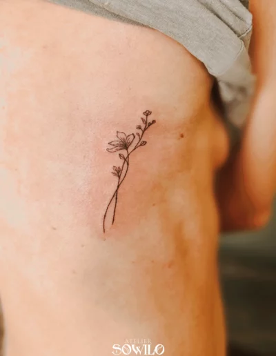 Tatouage fin fleur fine line delicat salon de tatouage clisson