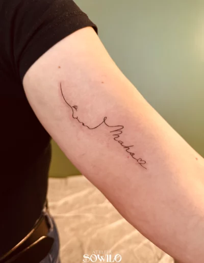 Tatouage ligne fine maternite maman enfant bebe fils fille tattoo getigne cugand boussay clisson