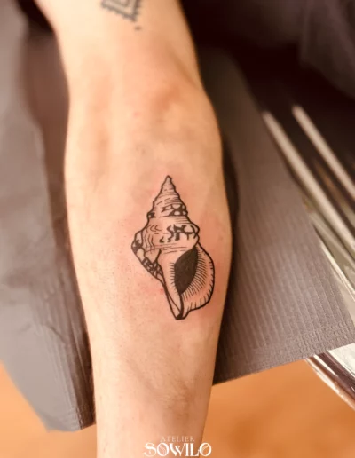 tatouage coquillage trait fin fine line black tattoo nantes salon de tatouage