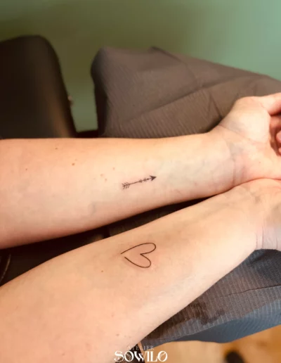 tatouage delicat petit tattoo cute tiny mini coeur fleche fine line clisson atelier sowilo