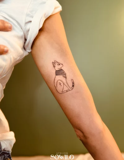 tatouage egypte bastet chat egyptien ligne fine delicat finesse trait tattoo clisson mouzillon sevremoine