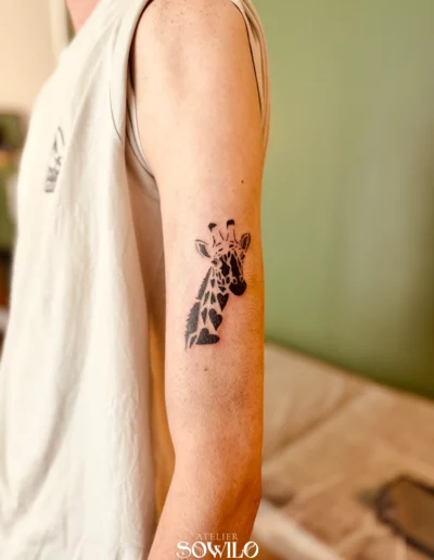 tatouage girafe minimaliste tattoo clisson atelier sowilo animal tattoo fine line finesse
