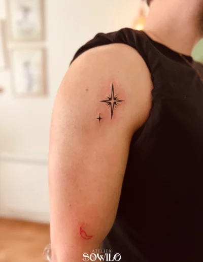 tatouage homme etoile piment red and black fine line tattoo clisson