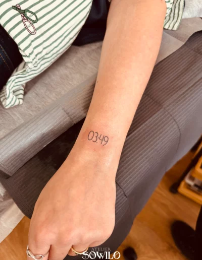 tatouage lettrage fin heure naissance enfant bebe tattoo cugand tillieres vallet