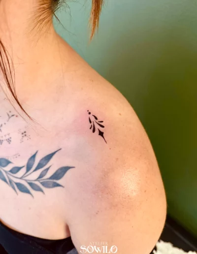 tatouage ornement ornemental feminin black tattoo clisson getigne cugand