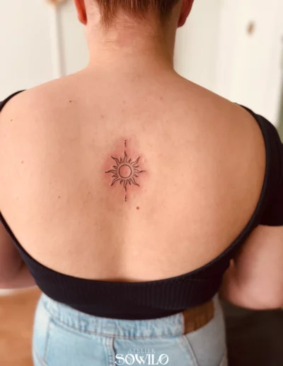tatouage soleil ligne fine tattoo feminin delicat gorges cugand sevremoine