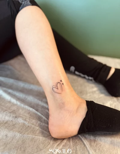 tattoo ligne fine finesse delicat coeur petit tatouage feminin clisson tattoo boussay getigne