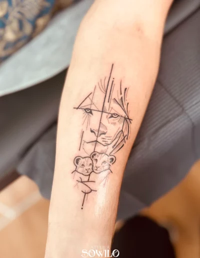 Tatouage avant bras, homme , représentant un lion et ses lionceaux fait par l'Atelier Sowilo à Clisson
