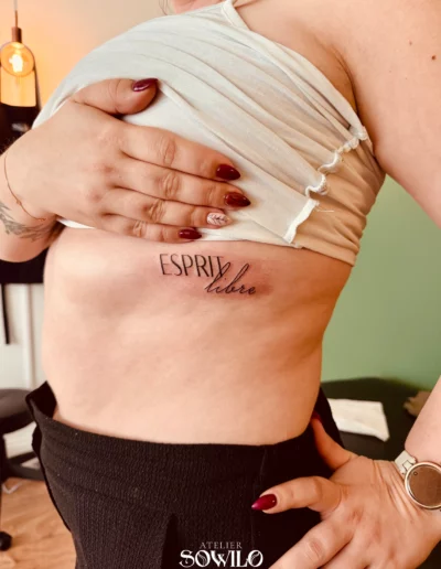 Tatouage lettrage esprit libre fait par l'atelier sowilo a Clisson