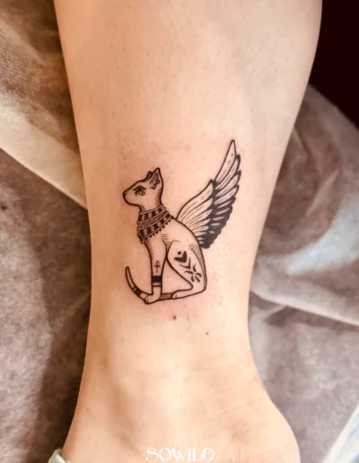 Tatouage jambe, femme , représentant Bastet déesse égyptienne fait par l'Atelier Sowilo
