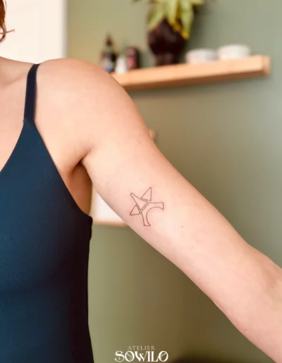 Tatouage Etoile du Paris Saint Germain (PSG) sur le bras d'une femme