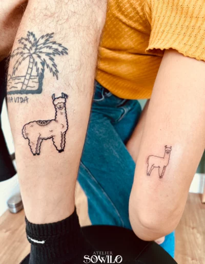 Tatouage souvenirs de vacances, animal alpaga, trait fin fait par l'Atelier Sowilo a Clisson