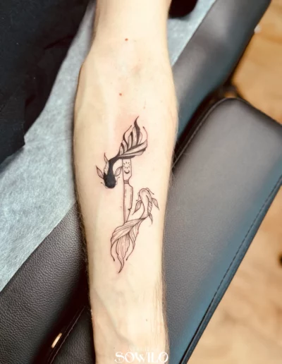 Tatouage avant bras, homme , représentant des poissons et un couteau fait par l'Atelier Sowilo