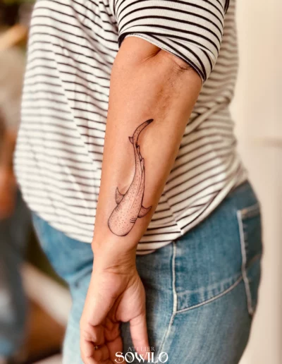Tatouage avant bras, femme , représentant un requin baleine fait par l'Atelier Sowilo
