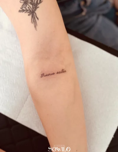 lettrage-tattoo-specialiste-trait-fin