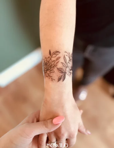 tatouage-bracelet-fleurs-poignet