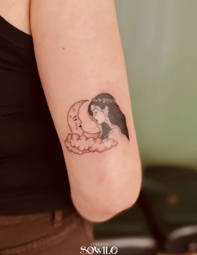 tatouage-femme-lune-trait-fin-sowilo-cholet