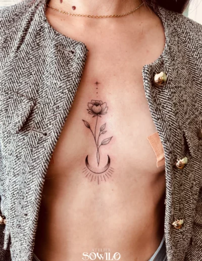 tatouage-sternum-femme-fleur-lune
