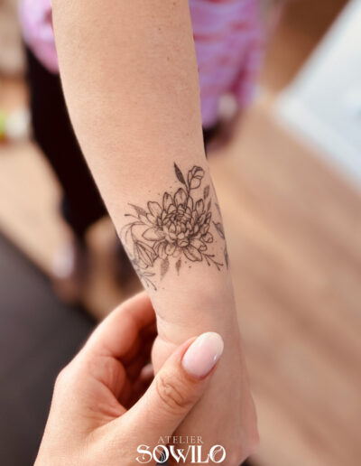 bracelet-fleurs-tatouage-femme-a-maisdon-sur-sevre-sowilo