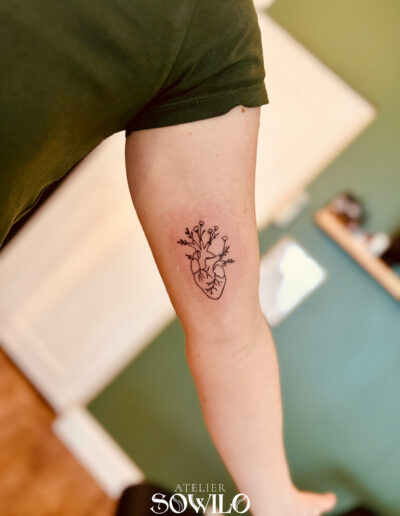 tatouage-coeur-atelier-sowilo-trait-fin-specialiste-vertou