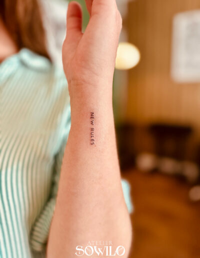 tatouage-fine-line-lettrage-new-rules-a-clisson-sowilo