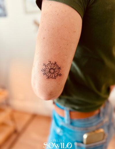 tatouage-fleur-marguerite-fine-line-tattoo-sowilo