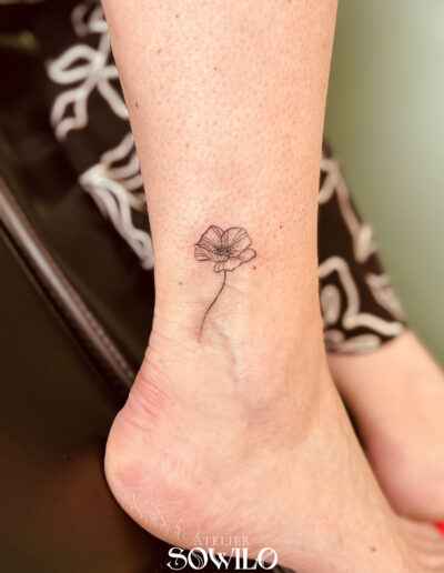 tatouage-fleur-trait-fin-a-cugand