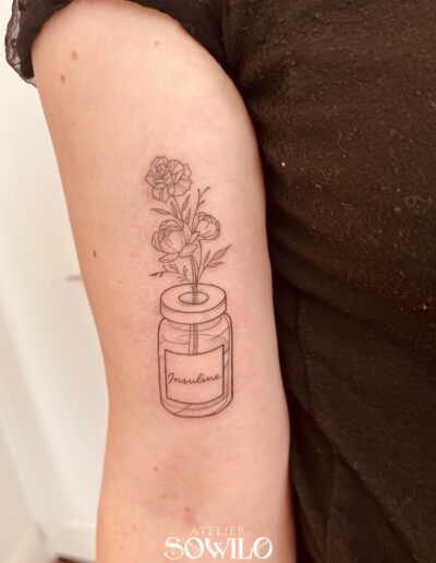 tatouage-insuline-fleurs-diabetique-fineline-sowilo-clisson