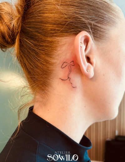 tatouage-profil-chat-cou-femme-fineline-a-gorges-vallet