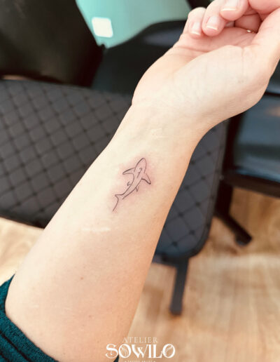 tatouage-requin-bras-femme-stjeandemonts